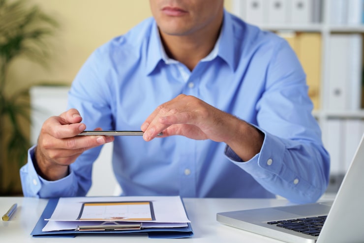 Adapte jak usunąć konto