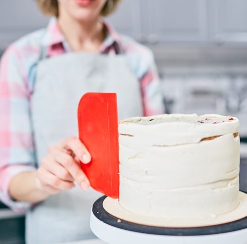 Jak położyć opłatek na tort