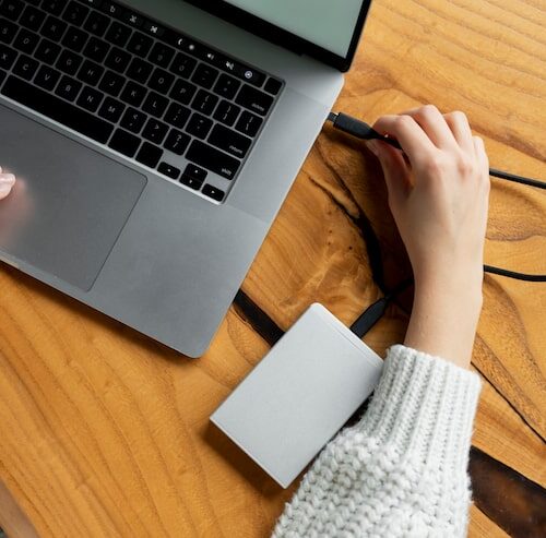 Jak skopiować pliki z MacBook na dysk zewnętrzny?