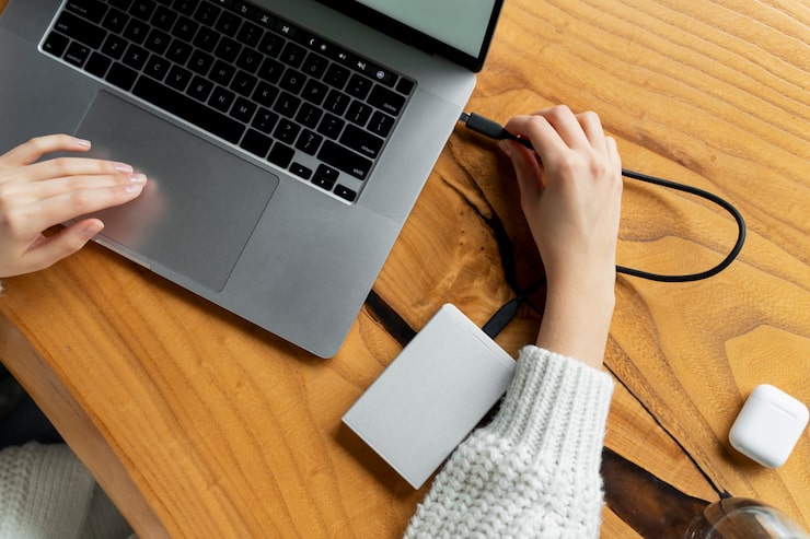 Jak skopiować pliki z MacBook na dysk zewnętrzny?