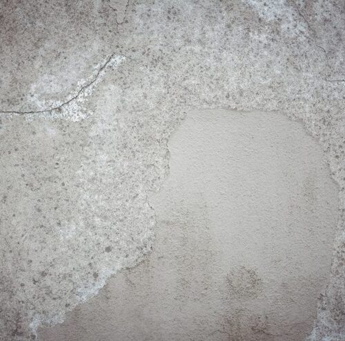 Jak usunąć tłuste plamy z betonu architektonicznego?