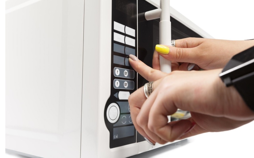 Foremki aluminiowe w mikrofalówce – czy to bezpieczne?