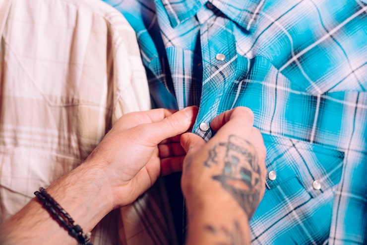 Jak przyszyć guzik? Prosty poradnik szycia guzika ręcznie