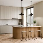 Mała kuchnia na wymiar z jasną zabudową i funkcjonalnym układem szafek