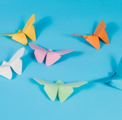 Jak wyciąć motyla z papieru – Kreatywna instrukcja DIY idealna dla dzieci i dorosłych