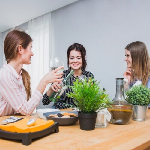 Jak wybrać idealny stół do salonu – praktyczny poradnik