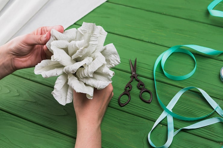 Kokardy z tiulu na wesele – jak zrobić? Instrukcja DIY tworzenia dekoracji weselnych
